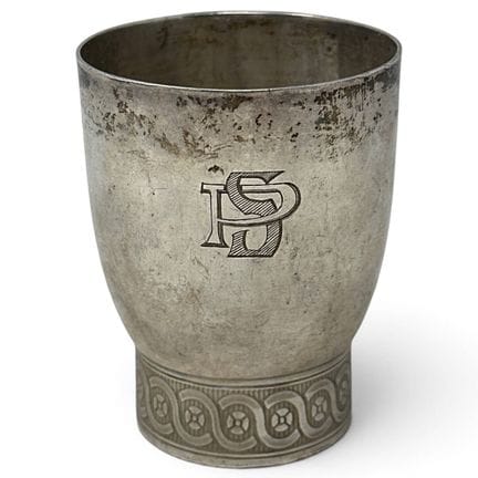 Timbale sur piédouche en argent (950), le talon à 