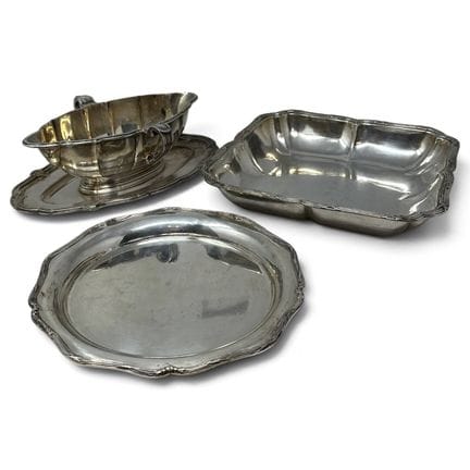 Lot en argent (950) comprenant:
- Plat creux de fo