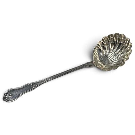 Saupoudreuse en argent (950), le manche chiffré à 