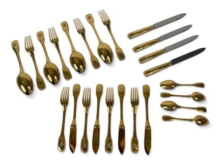 CARDEILHAC 为 CHRISTOFLE 设计
镀金银（950）餐具套装，饰有珍珠与莨苕叶卷草