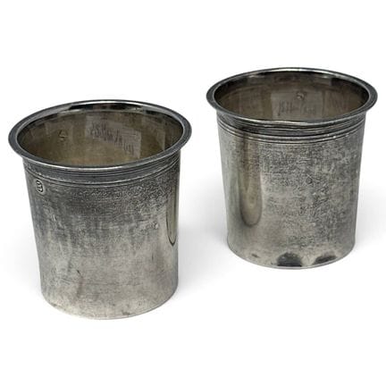 Suite de deux verres à liqueur en argent (950) à d