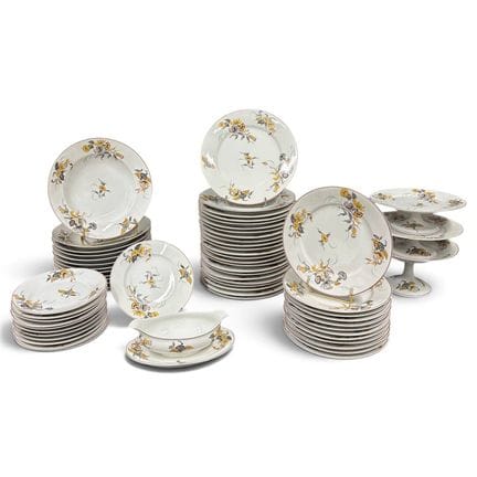BERNARDAUD &amp; Cie 利摩日
一套饰有彩色釉彩花卉图案的瓷质餐具。套装包含：
-