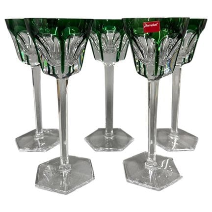 BACCARAT
一套5只绿色覆层水晶葡萄酒杯。
杯底有印记，其中一只杯身贴有标签
高19.5厘米