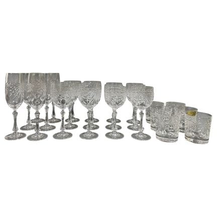 洛林工艺品
一套切割水晶餐具，包含：
- 6只水杯
- 6只葡萄酒杯
- 6只香槟杯
- 6只威士忌