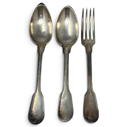 Deux cuillers à potage et une fourchette en argent