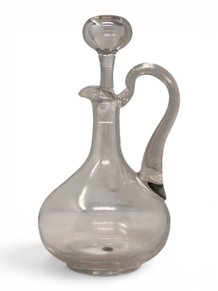 圣路易斯
水晶酒壶及瓶塞，壶身呈球形，瓶颈收窄。
底部贴有标签
高 32 厘米