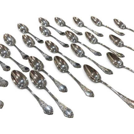 Suite de 24 cuillères à moka en argent (950) à déc