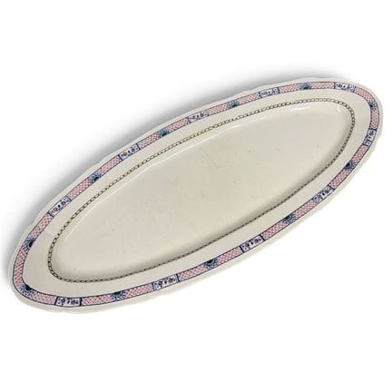 吉恩
陶质鱼盘。有使用痕迹。
60 x 24 厘米