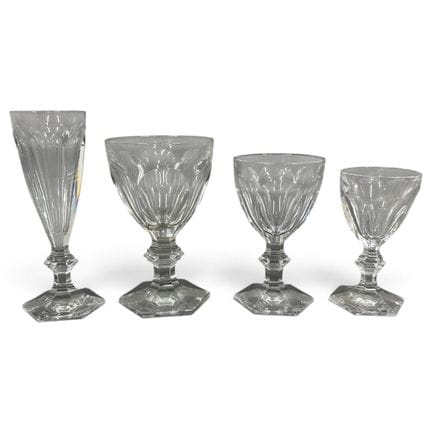 BACCARAT
一套重要的HARCOURT系列切割水晶酒杯套装，包括：
- 5只香槟杯
- 12只