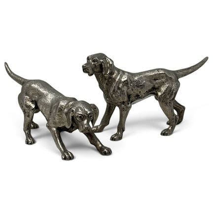 两只镀银的金属猎犬。略有磨损。