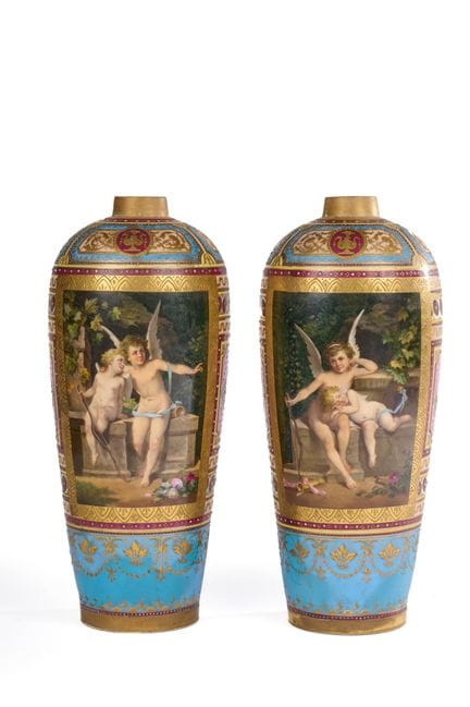 Coppia di vasi in porcellana con cartigli raffigur