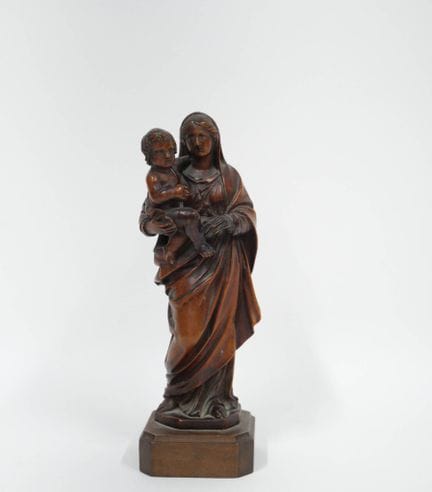 Madonna con Bambino in legno di noce. Di figura sl