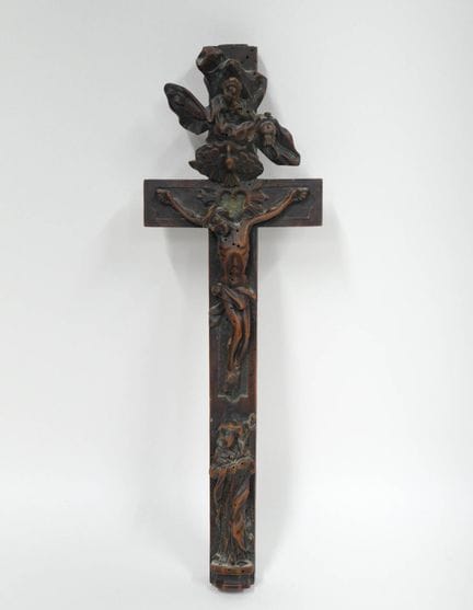 Croce reliquiario in legno da frutto, costituita d