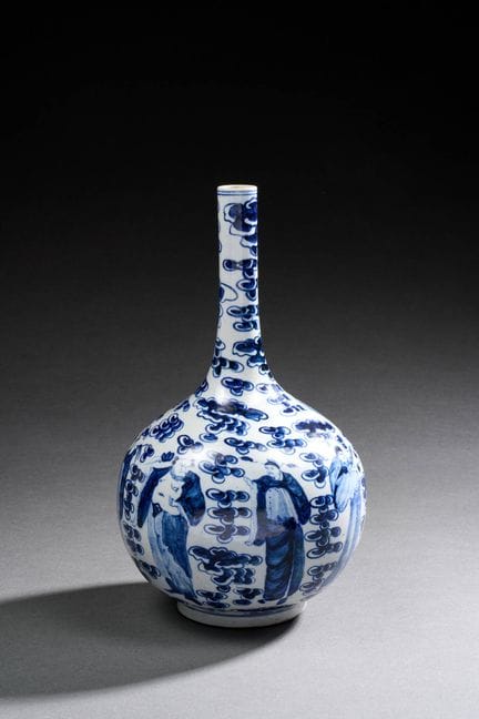 CINA - XX secolo
Vaso a forma di bottiglia in porc