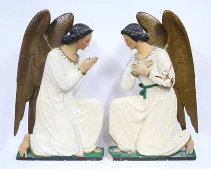 Ein Paar Engel aus geschnitztem Holz im Hochrelief
