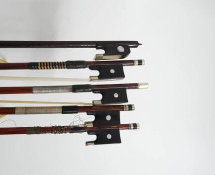 Set di 5 archi per violino, di cui tre recanti i m
