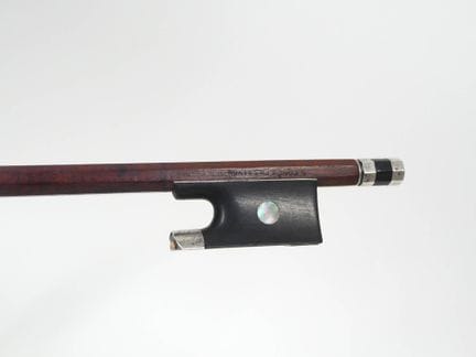 Archetto per violino recante il marchio a fuoco di