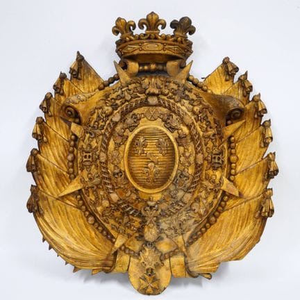 Grande stemma in legno intagliato e dorato con le 