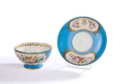 塞夫勒瓷器的典雅风范
瓷碗与瓷勺，饰有路易-菲利普的编号，以及蓝底上镶嵌在金色饰框中的花卉图案
瓷碗