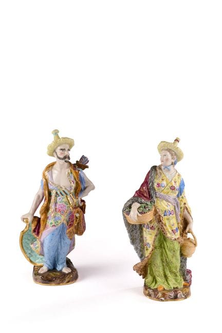 迈森，19世纪
一对彩绘瓷雕像，饰以金彩，描绘了一对马拉巴尔人夫妇，根据约翰·弗里德里希·埃伯莱因（