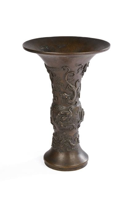 CINA - XIX secolo
Vaso di forma "gu" in bronzo con