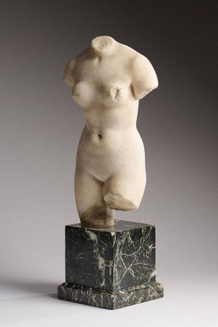 Afrodite anadyomene di tipo di Cnido
Marmo bianco 