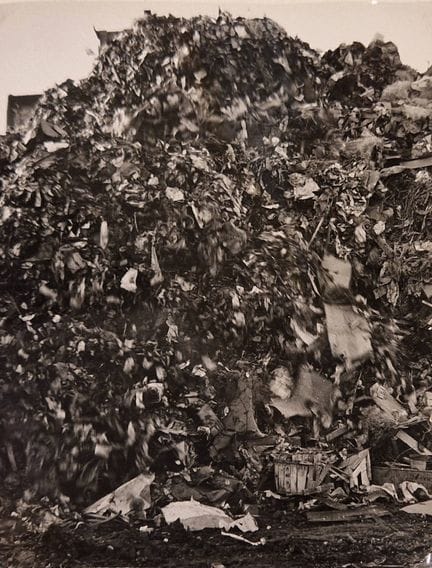 安克-斯潘-拉森（1917-2003）
无题。有垃圾堆的风景。
银质版画，背面印有 Anker Sp