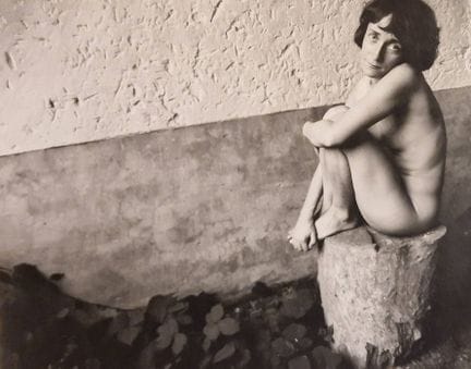 安克·斯潘-拉森（1917-2003）
无题。一位裸体女子倚着一根柱子而坐。
银盐相纸冲印。背面有黑