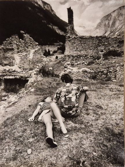 安克·斯潘-拉森（1917-2003）
无题。草地上的情侣。
银盐相纸印相。背面盖有印章：“未经署名
