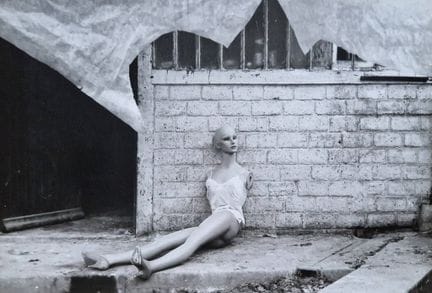 安克·斯潘-拉森（Anker SPANG-LARSEN，1917-2003）。
无题，一名模特坐在地