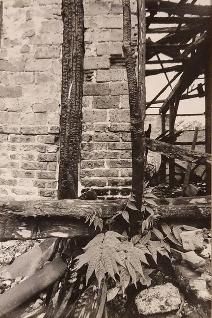 安克·斯潘-拉森（1917-2003）
无题。破败的墙壁与建筑。
银盐相纸冲印。背面有安克·斯潘-拉