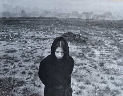 安克·斯潘-拉森（1917-2003）
无题。前景中的女子。
银盐照片粘贴于硬纸板上。画面下方衬板上