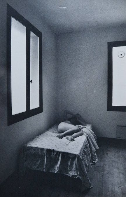 安克·斯潘-拉森（1917-2003）
无题。躺在床上的女子
银盐相纸印品，粘贴于纸板上。拉森的铅笔
