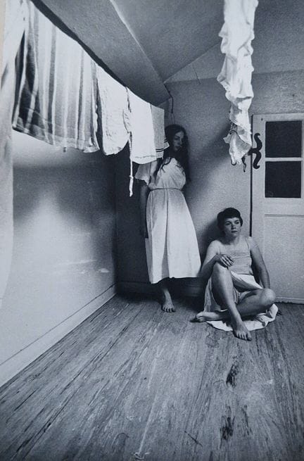 安克·斯潘-拉森（1917-2003）
无题。两位女性。
银盐相纸印品，粘贴于硬纸板上。拉森的铅笔签