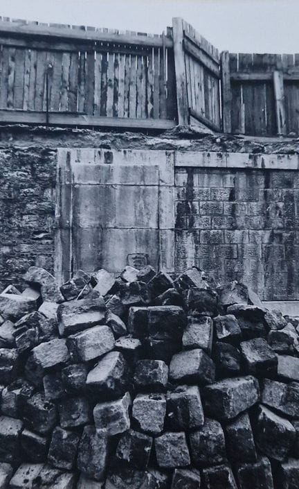 安克·斯潘-拉森（1917-2003）
无题。铺路石。
银盐相纸印品，粘贴于纸板上。拉森用铅笔在画面