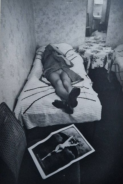 安克·斯潘-拉森（1917-2003）
无题。躺在床上的女子
银盐相纸印品，粘贴于硬纸板上。拉森的铅