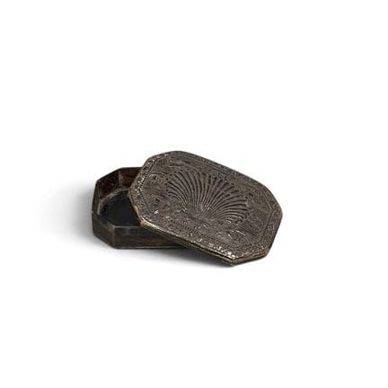Octagonal box in carved horn, the lid depicting a 