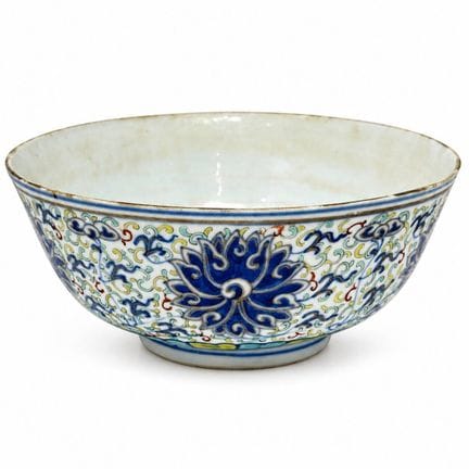 中国 - 光绪年间（1875 - 1908）
瓷碗，釉下青花和多彩珐琅彩饰叶中莲花，底圈莲瓣。背面有
