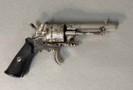 Petit revolver à percussion centrale.
Pour munitio