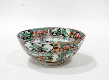 中国，约1900年
“青花”釉彩瓷碗，饰有植物纹样及镶框内的交谈场景
底标四字
高：7.5厘米；直径