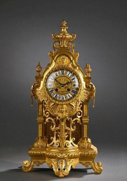 Pendule architecturée en bronze doré à décor de ri