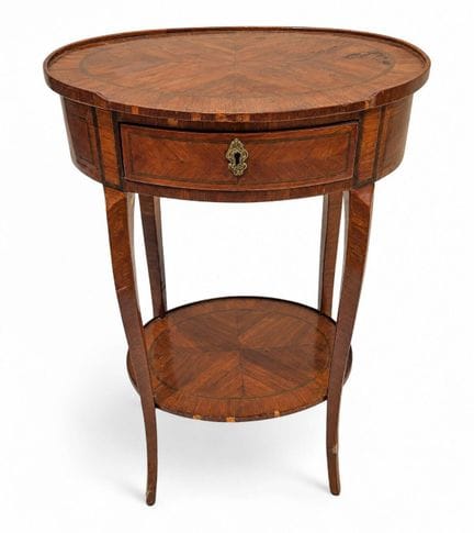 Table d'appoint ovale en acajou
Ouvrant à un tiroi