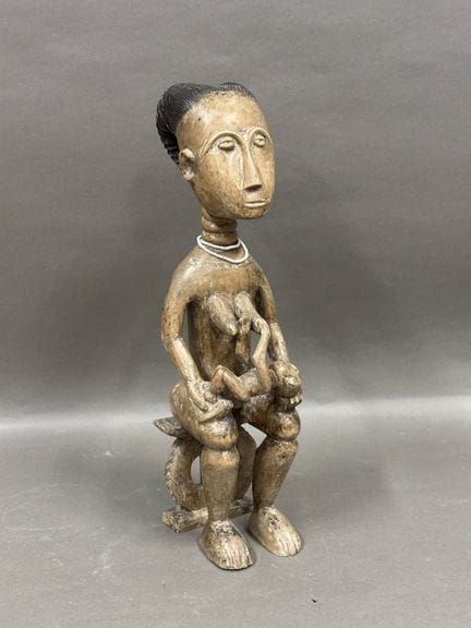 African maternity in carved wood and pearl necklac