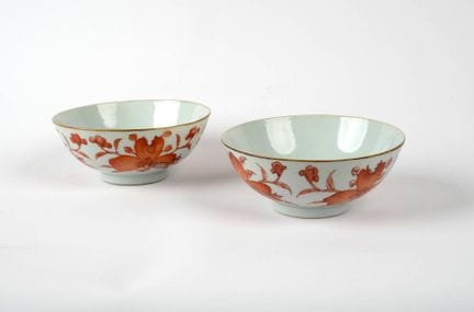 中国——民国时期（1912—1949）
一对瓷碗，饰以铁红釉和金釉，碗身绘有蝙蝠环绕“寿”字及“三多