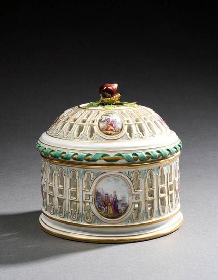 MEISSEN
Circular covered porcelain potpourri with 