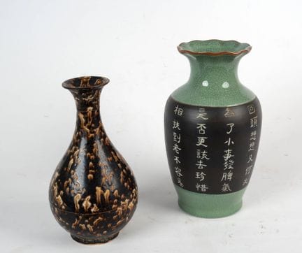 中国，20世纪
陶质栏杆式花瓶，瓶颈呈多瓣状外扩，瓶身底色为棕色，饰有题写关于生命、命运及人际关系的