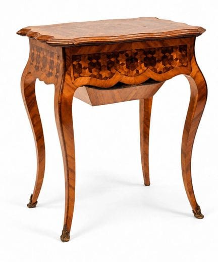 DIEHL
Petite coiffeuse au décor marqueté toutes fa