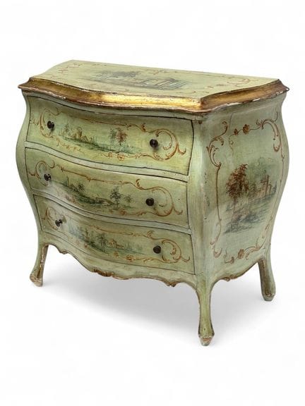 Commode galbée en bois laqué vert à décor de paysa