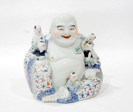 中国，20世纪
彩釉瓷制笑佛坐像，左掌搭在膝上，托着他所坐的布袋，右手持念珠。袈裟上饰有花卉图案，底