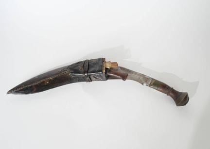 Fort couteau koukri.
Manche en bois et forte lame 
